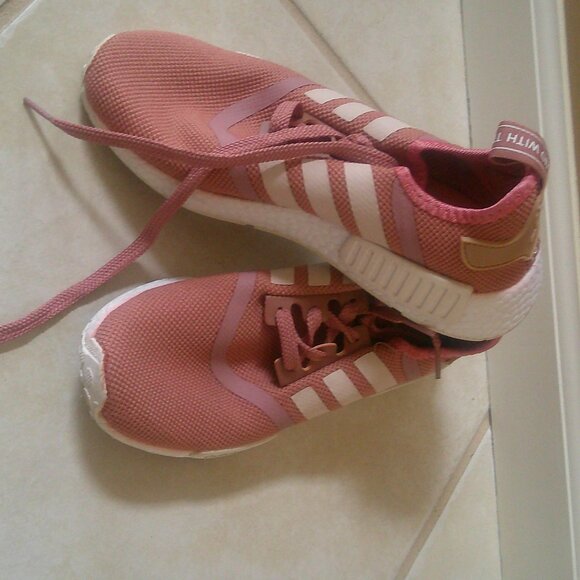 Adidas NMD R1 Women's Running Shoes Size 7.5  Salmon Raw Pink - Picture 2 of 5